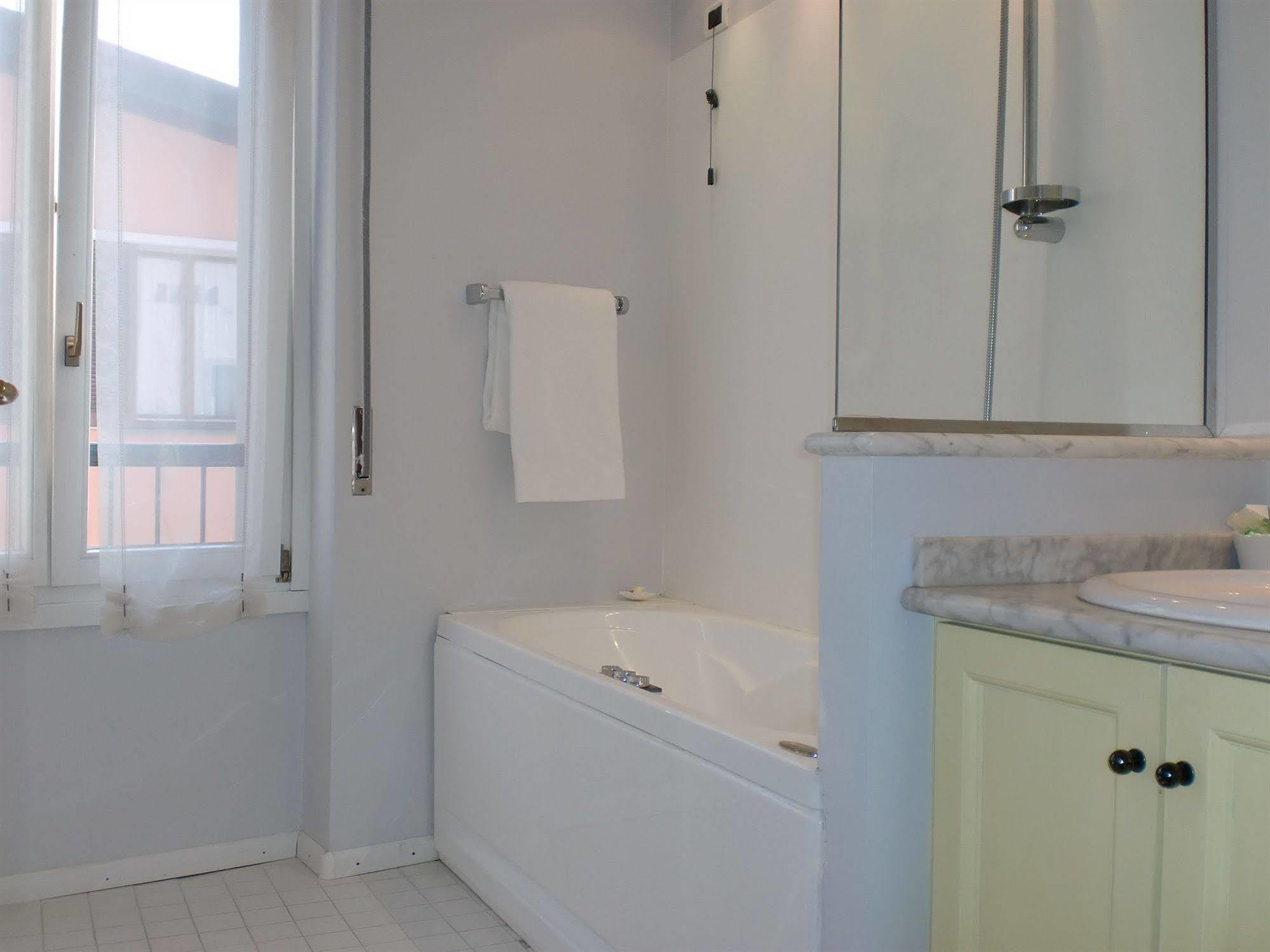 Albergo Del Sole Porto Valtravaglia Bagian luar foto